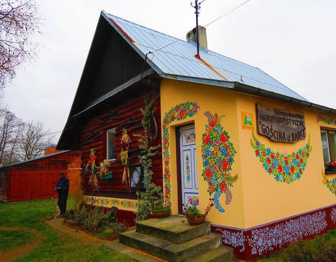 Thị trấn ‘hoa nở khắp tường’ như vườn cổ tích ở Ba Lan
